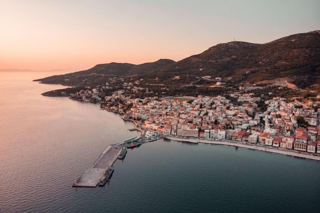 Beautiful Cottage Over-Viewing Samos Bay. Luaran gambar