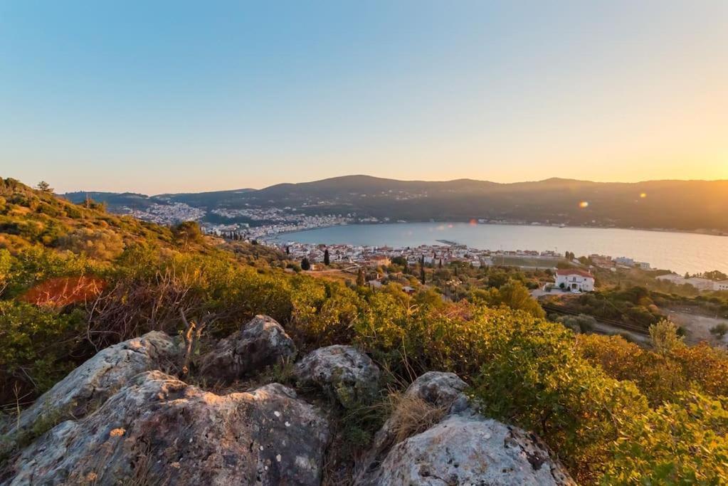 Beautiful Cottage Over-Viewing Samos Bay. Luaran gambar